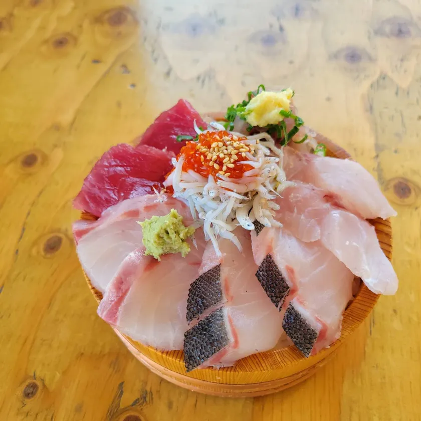 イシダイの戴冠丼(たいかんどん)