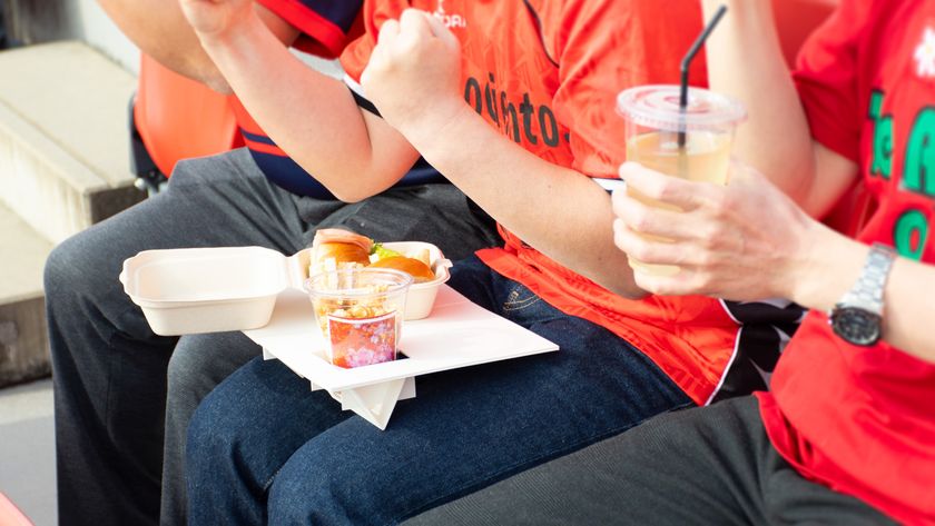 膝上テーブル「Kneeble(ニーブル)」Makuakeで2/9先行販売開始
スポーツ観戦時にドリンクやフードの置き場がない問題を解決！
折り畳み式で持ち歩き可能。観戦を全力で楽しもう！