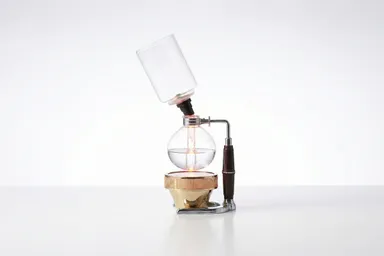 ガラスの器が共通して持つ美しい「輪郭」