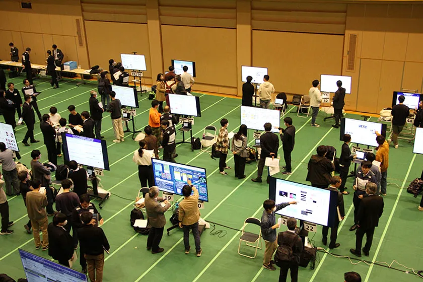 「法政科学技術フォーラム2025」での学生によるポスター発表の様子