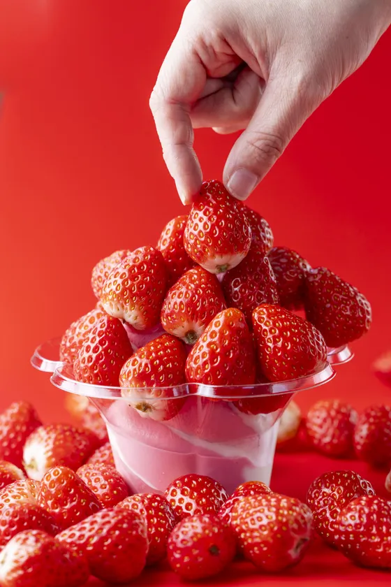 こぼれるまでいちごを盛り放題!