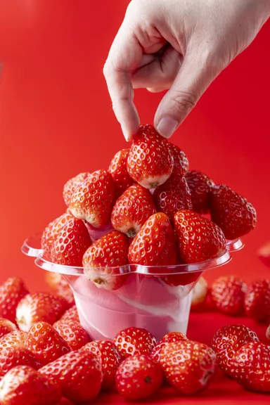 こぼれるまでいちごを盛り放題！