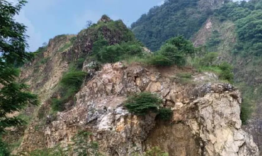 インドネシア・ジャワ島採掘場(硬質砂岩)