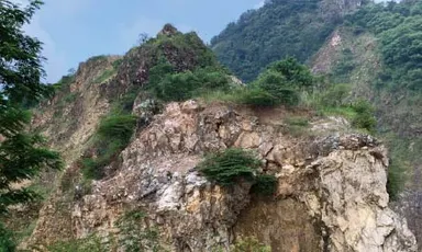 インドネシア・ジャワ島採掘場(硬質砂岩)