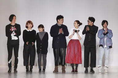 フィナーレでラインアップするデザイナー達(左から榛葉、鈴木、原、ネルソン、アテナ、リ、星)