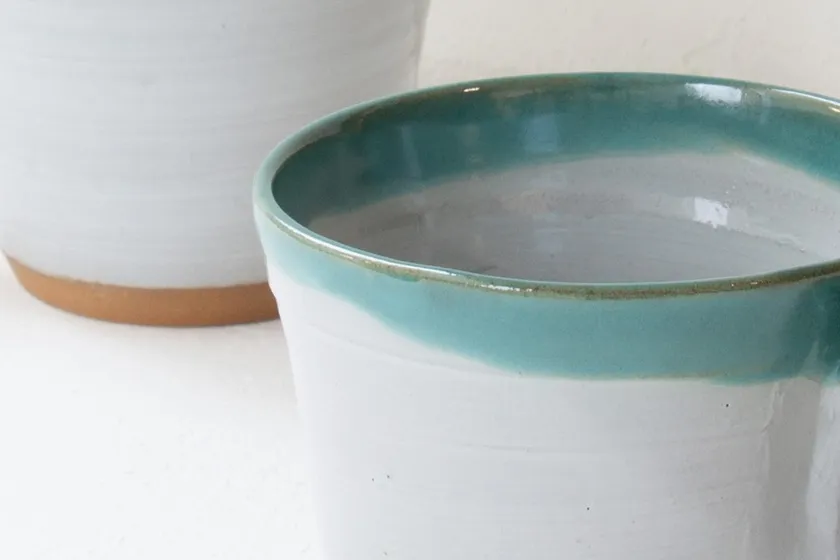 丹精込めてつくられた土と釉薬は、自然を思わせる温かみある表情が特徴