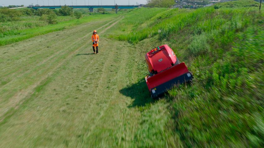 ハンドガイドとラジコンの一台二役で現場の課題を解決する
ラジコンハンマナイフモア『ZHM1550RR-RC』新発売！