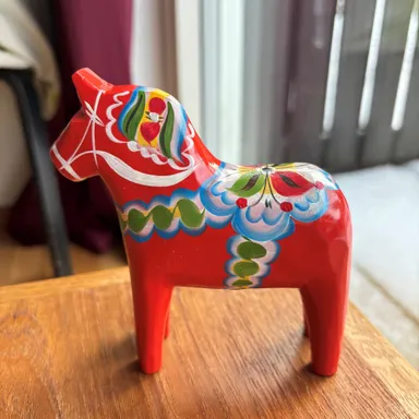 絵付けが美しい「幸せを運ぶ馬」ダーラナホース