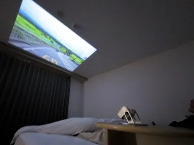 寝室での天井投影｜専用スタンドで簡単設置