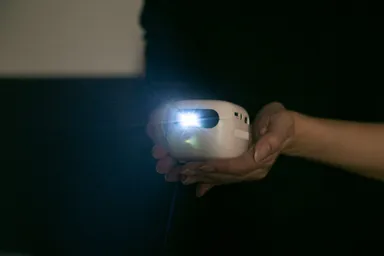 小型ながら200ANSIルーメン