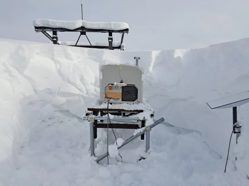 富良野スキー場のゴンドラ駅舎に設置した設置型ドローンポートと衛星通信アンテナ