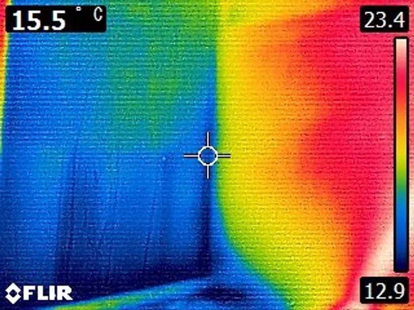 効果検証:サーモグラフィ|左:板のみ・右:断熱材あり※断熱材がヒーターの熱を逃さず、保温効果を持つことが確認できる