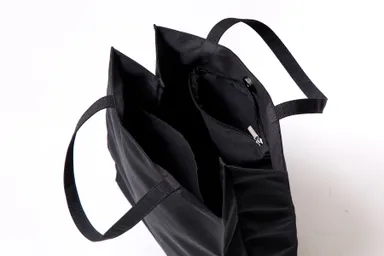 貴重品や小物を分けて収納できる、実用的な内ポケット仕様