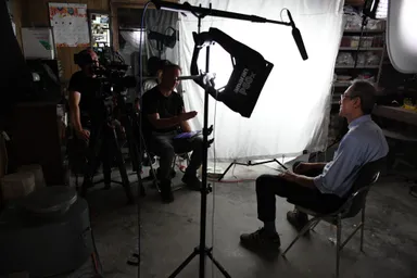 インタビューを受ける青葉氏