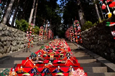 素盞鳴神社雛段飾り(下から)