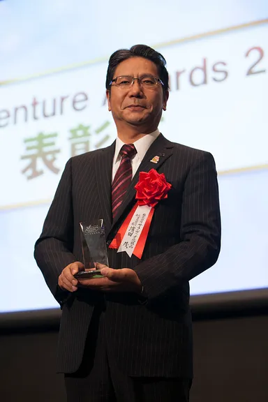 トロフィーを持つ濱田 茂 