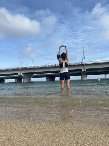 波の上(なみのうえ)に立つ「なみんちゅ」