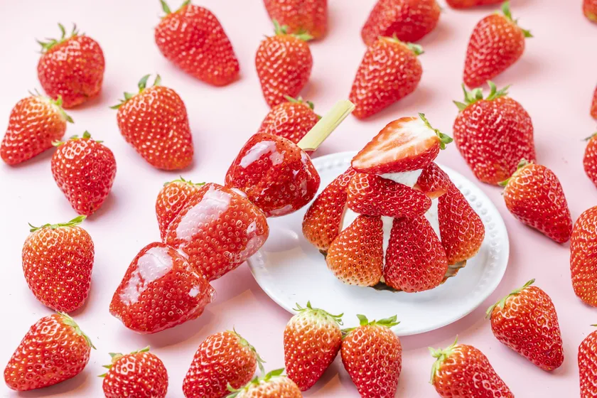 大粒いちごあめ(左)/増量!いちごのタルト(右)