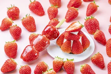 大粒いちごあめ(左)／増量！いちごのタルト(右)