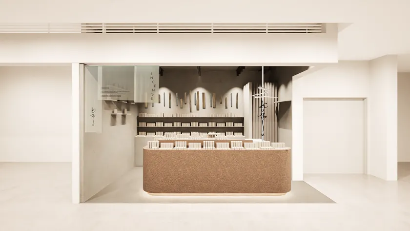 kuyuステラプレイス店の店舗内観。お香の原料となる植物を育む「土」をイメージした什器と白を基調とした落ち着いた空間設計