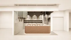 kuyuステラプレイス店の店舗内観。お香の原料となる植物を育む「土」をイメージした什器と白を基調とした落ち着いた空間設計