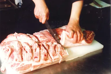 生肉から店舗で仕込む