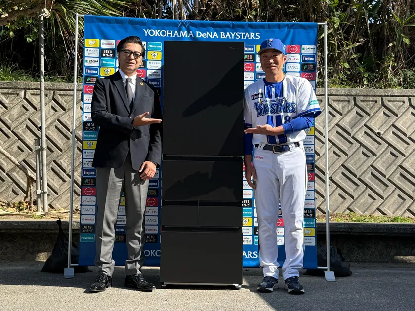 1軍相川監督へ大型冷蔵庫寄贈式
