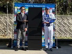 1軍相川監督へ大型冷蔵庫寄贈式
