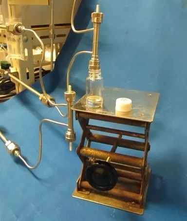 透水液をガラスビンにサンプリングしている様子