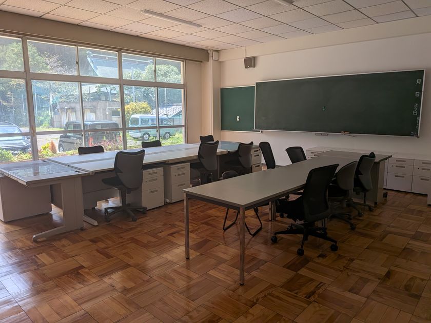 熱海の廃校オフィス「AJIRO MUSUBI」に、
オフィス家具を利用した『手ぶらプラン』が登場！