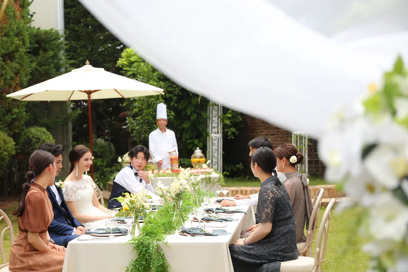 開放的なプライベートガーデンでのパーティー