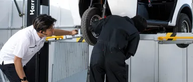 ビベルトライク本社　株式会社バブルにて整備を行うようす