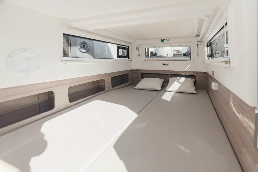 快適なアフトキャビン(寝室)