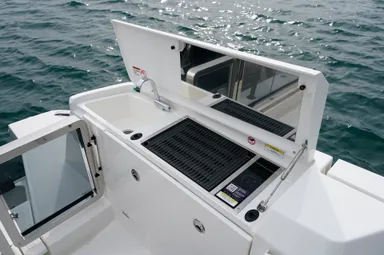 充実のギャレー設備(ウェットバー)