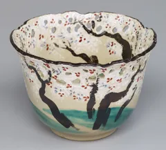2. 色絵桜樹図透鉢