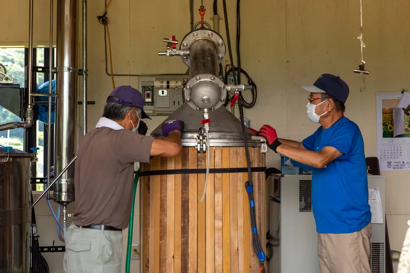 〈一滴一滴に想いを込め、工夫を重ねながら蒸留をしています〉