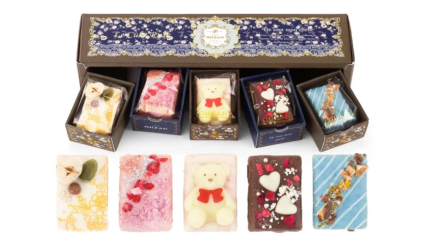 5つの小さなお菓子が入っています