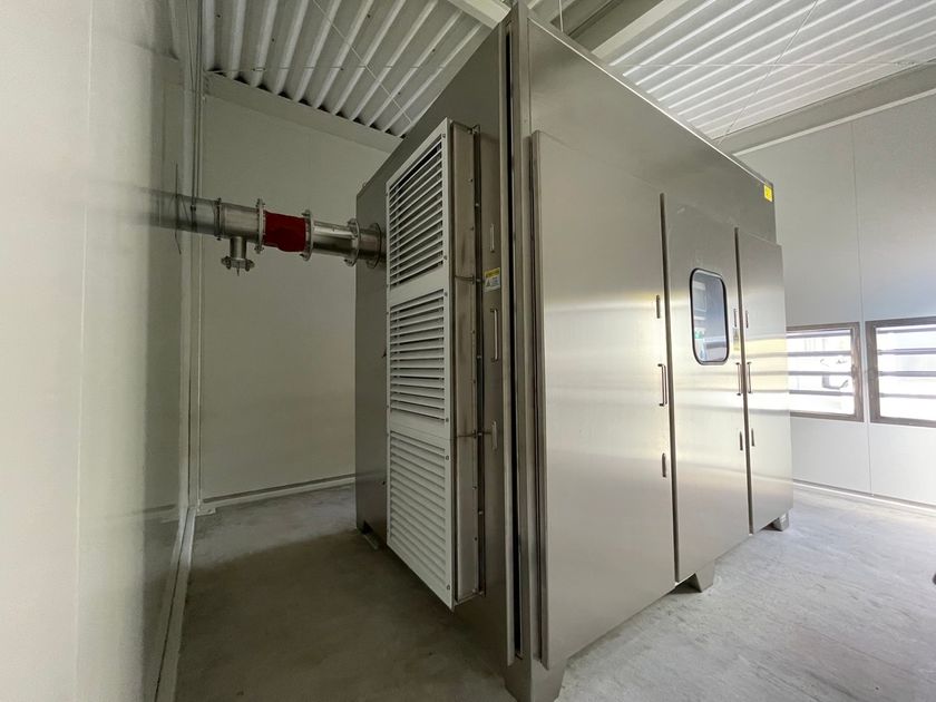 【脱炭素・省エネ】年間400トンのCO2削減と
1.7億円のコストカットを同時実現。
カルモア、食品工場へ新型脱臭装置「ネオプラズ」を導入