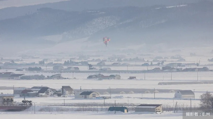 美しい雪景色と一つの気球 冬の富良野に起きている変化とは