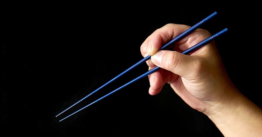 Makuake支援総額835万円突破！
箸先約1.7mm×0.2mm微細加工で「掴みやすさ」を追求した
64チタン箸「蒼律」