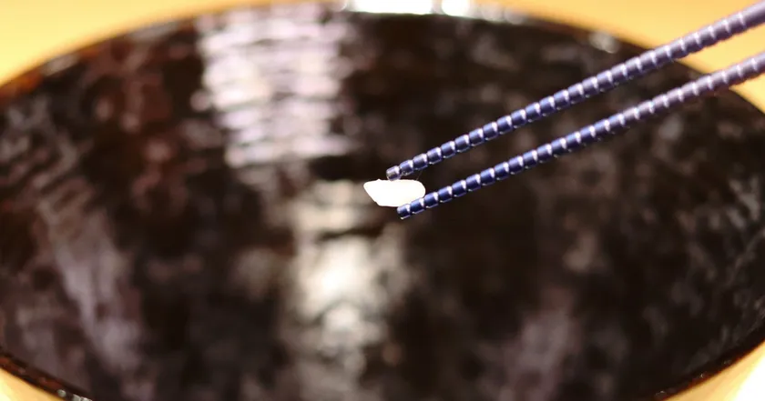 米粒をしっかり掴める箸先設計。0.2mm刻みの微細加工。