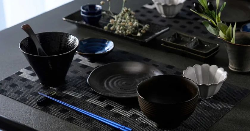 日常の食卓で映える深い蒼(陽極酸化による発色)