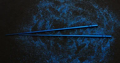 深い蒼は塗装ではなく、陽極酸化による発色。