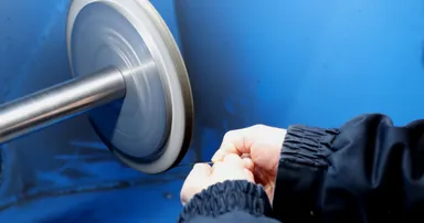 仕上げ工程(研磨)の一例。表面品質の安定を重視。