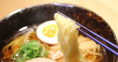 麺を滑らせない箸先の微細加工(0.2mm刻み)。