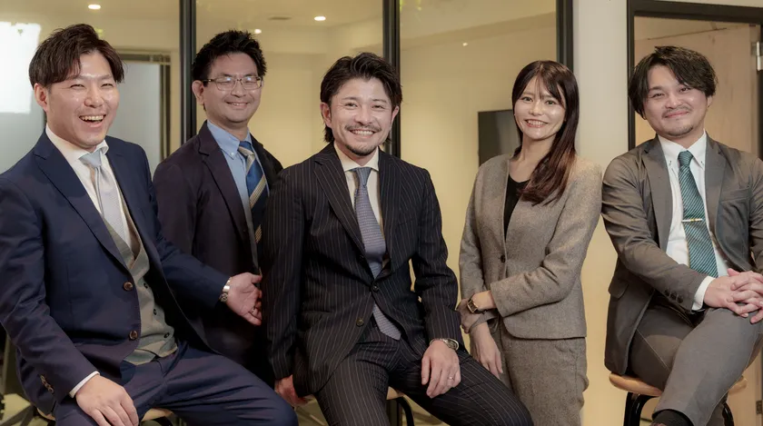 左から取締役副社長COO 津田、取締役CCO 間、代表取締役社長CEO 井上、取締役CAO 森本、取締役CHRO 野上