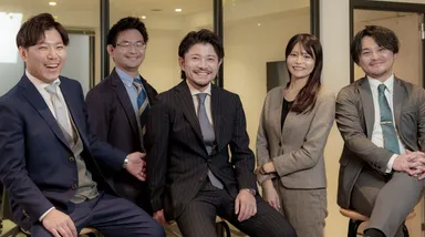 左から取締役副社長COO 津田、取締役CCO 間、代表取締役社長CEO 井上、取締役CAO 森本、取締役CHRO 野上