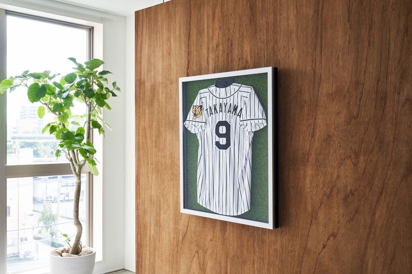 WOWOW・Lemino配信ドラマ「ストーブリーグ」の美術セットに
アルナのユニフォーム額・バットケースが採用