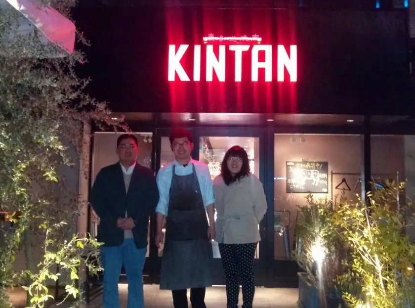 【志の継承:その街で1番愛される店へ】 東京・表参道「KINTAN」での出勤最終日。「その街で一番愛される店へ」という志を胸に故郷・白老へ戻り、名店で培った技術を注ぎ込んだことが、今の世界的な評価へと繋がりました。