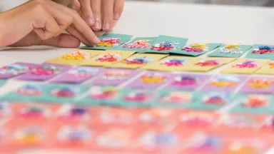 周年・記念品モデルを支える製作工程。初級～最終工程まで段階設計された作業風景